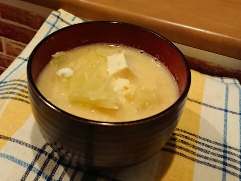 豆腐とキャベツの味噌スープ
